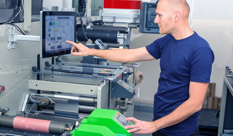 Im Maschinenbau werden Hochleistungsklebstoffe eingesetzt, um Metallteile dauerhaft zu verbinden, ohne dabei das Material durch Bohren oder Schweißen zu beschädigen.