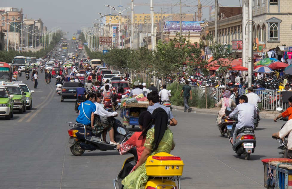 Die Kritik des Chinesischen Konsulats richtet sich gegen die Beratung über die Menschenrechtsverletzungen in der westlichen Provinz Xinjiang. Die Stadt Kaxgar (auch Kaschgar oder Kashi genannt) ist Hauptstadt des Regierungsbezirks Kaxgar im Uigurischen Autonomen Gebiet Xinjiang der Volksrepublik China. (#1)