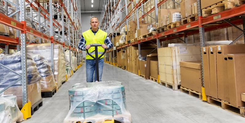 Wenn es sich um eine Logistikhalle handelt, wird die Auswahl von den Lagerarten. determiniert. Hallen werden jedoch auch als Produktionshallen benötigt.