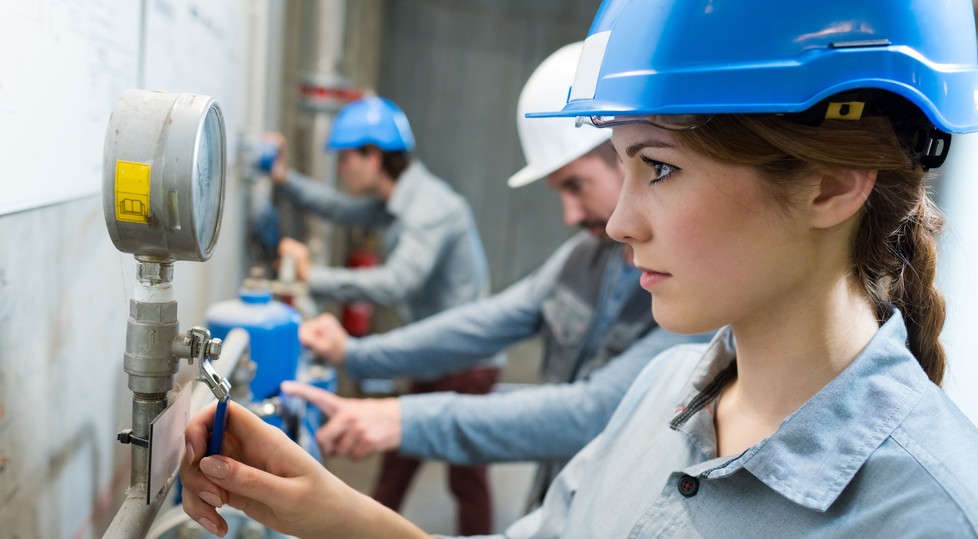 Quality Management Software (QMS): In Räumen mit schlechtem oder gar keinem Empfang bietet der Offline-Modus trotzdem die Möglichkeit der Qualitätssicherung mit Mobile Devices. (Foto: shutterstock - ALPA PROD)