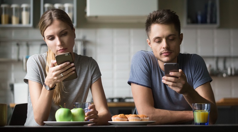 Viele dieser sehr jungen Nutzer stehen übrigens auf Vintage-Elemente. Also moderne Darstellungen in Video oder Bild im historischen Look verändert. Auch diesen Trend haben Influencer auf der Plattform Instagram mit geprägt.