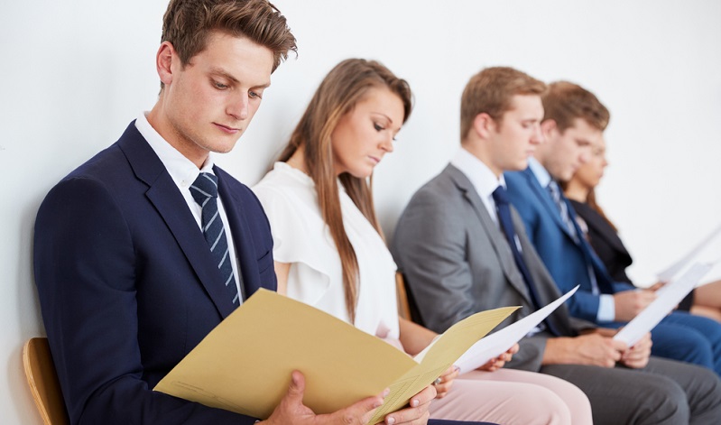 Aus dieser Tabelle wird deutlich, dass sich die große Mehrheit der Personen, die sich für eine Arbeitsstelle bewerben, über diesen Aspekt im Rahmen des Vorstellungsgesprächs informieren möchte. Dabei fragen sie häufig direkt nach der Unternehmensphilosophie.