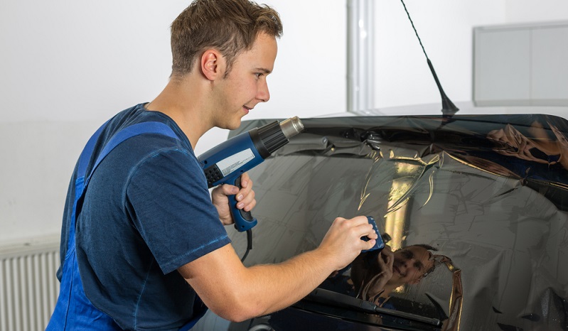Um Kosten zu sparen, entscheiden sich Tuning-Fans oft dafür, die Fahrzeugfolierung selbst durchzuführen.
