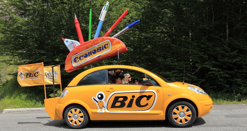 Wenn über Fahrzeugwerbung nachgedacht wird, ist meist das Verkleiden der Firmenwagen mit großflächigen, individuell gestalteten Autofolien gemeint.