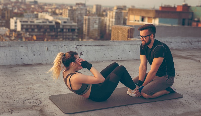 Wer über eine hervorragende Fitness und die Fähigkeit, andere zu motivieren, verfügt, kann sich als Fitness-Coach selbstständig machen.