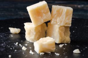 Für Cheddarkäse sollte der pH-Wert-Transmitter nach der Säuerung einen pH-Wert von 6,0 bis 6,2 berichten. (#1)
