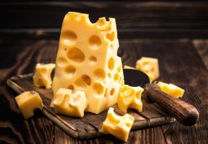 Im Prozess der Reifung wird der pH-Wert-Transmitter den für die Bakterienkulturen wichtigen kontinuierlichen pH-Wert überwachen. Hier beim Emmentaler sorgen die Bakterienkulturen für die typischen Löcher. (#2)