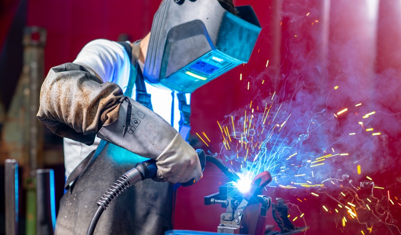 Das Arbeitsschutzgesetz sieht spezielle Schutzkleidung vor. Diese kann für den einmaligen oder für den mehrmaligen Gebrauch konzipiert sein, wobei mehrmals zu verwendende Schutzkleidung besonders hohe Anforderungen an Reinigung, Prüfung und Wartung stellt.