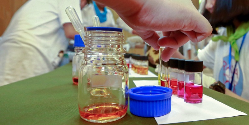 Der genannte Magensaft ist nur ein Beispiel für eine Probe mit einem sehr kleinen Volumen. Auch bei der Untersuchung von Speichel oder Blutresten auf ihren pH-Wert hin ist es schwierig, die Proben exakt zu messen.