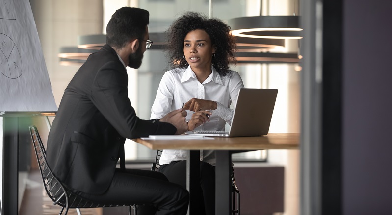 Es ist immer besser aufgeklärt in ein Gespräch mit dem Chef zu starten. (Fotolizenz-shutterstock: fizkes _)