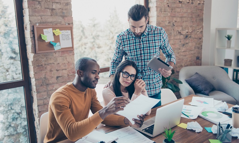 Kleinunternehmer wollen sich in der Regel auf ihr Geschäft konzentrieren und wünschen sich eine beinahe selbstständige Buchhaltung. (Fotolizenz-Shutterstock: _Roman Samborskyi )