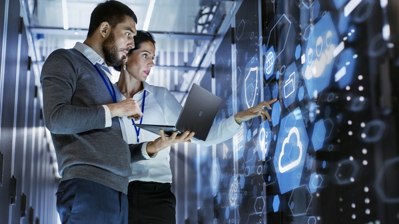 In Zeiten, in denen überall auf die Notwendigkeit der Datensicherung hingewiesen wird, fragen sich viele Kleinunternehmer, ob die Nutzung der Cloud wirklich sinnvoll ist. (Fotolizenz-Shutterstock: Gorodenkoff )