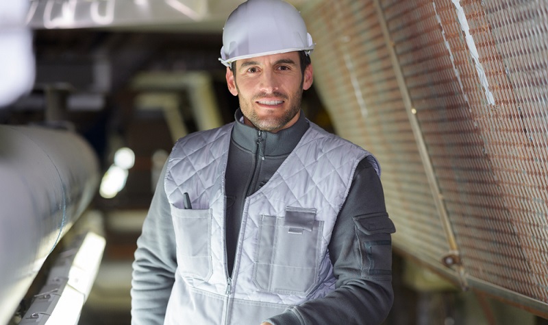 Zu den Voraussetzungen, um einen Job im Ausland antreten zu können, zählen auch rechtliche Hintergründe. (Fotolizenz-Shutterstock: ALPA PROD_)