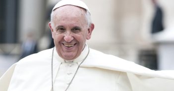 Does Pope use E-Mail? (Benutzt der Papst E-Mail?) ( Foto: Shutterstock-giulio napolitano)