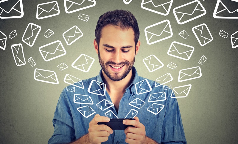 Die ersten Mails wurden noch eher belächelt und zu dem Zeitpunkt des ersten Versendens ahnte niemand, dass Ray Tomlinson einst eine Auszeichnung bekommen würde. ( Foto: Shutterstock-pathdoc )
