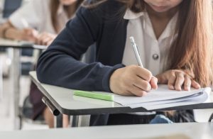 Die Prüfung für den Industriefachwirt ist dreigeteilt. Nicht zu unterschätzen ist der dritte Teil der Prüfung: die Präsentation mit dem situationsbezogenen Fachgespräch (Foto: shutterstock - Chinnapong)