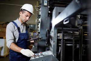 Der angehende Industriefachwirt kann in die Voraussetzungen für die Zulassung zur Prüfung seine Berufserfahrung einbringen. (Foto: shutterstock - Pressmaster)