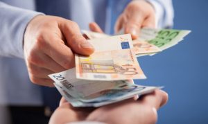 Staatliche Zuschüsse und Förderungen reduzieren die Kosten für die Weiterbildung zum Industriefachwirt. (Foto: shutterstock - Maryna Pleshkun)
