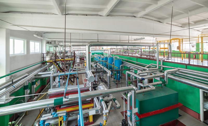 Als besonders effiziente Wärmedämmung haben sich Sandwichelemente erwiesen, auch Kassettenwände und Porenbeton spielen im Hallenbau eine Rolle. ( Foto: Shutterstock- Nordroden )