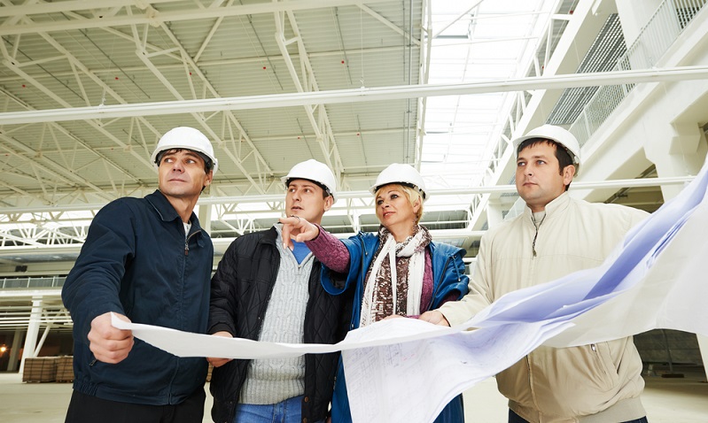 Auch heute noch gibt es konventionelle Hallen in <strong>Beton- oder Holzbauweise</strong>, doch Stahlhallen warten mit unschlagbaren Vorteilen auf. ( Foto: Shutterstock- Dmitry Kalinovsky )