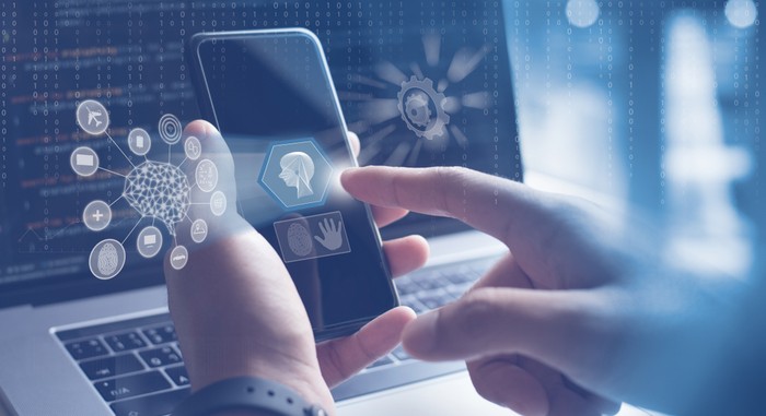 Ein Beispiel für die neuen KI-Tools im Marketing ist die "Performance Suite" der Online Solution Group (Foto: shutterstock - TippaPatt)