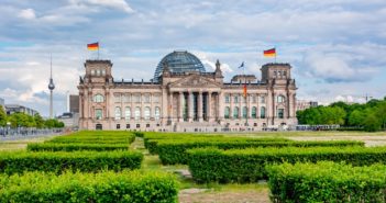 Bundestagsabgeordneter Gehalt: Wie viel verdient ein Abgeordneter im Bundestag? Bundestagsabgeordneter Gehalt: Wie viel verdient ein Abgeordneter im Bundestag? ( Foto: Shutterstock-Mistervlad )
