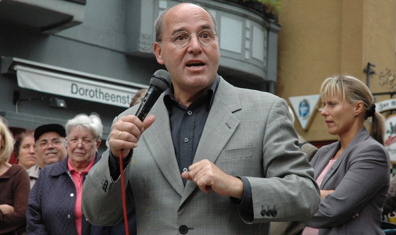 Gregor Gysi sprach einmal davon, dass er nach der Wende der am meisten gehasste Politiker gewesen sei und heute würde er sogar von seinen Kritikern zu Vorträgen eingeladen werden. ( Foto: Shutterstock-Alfred Sonsalla )