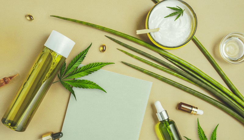 Naturkosmetik nimmt inzwischen einen großen Teil des Marktes ein und wird ständig stärker nachgefragt. ( Foto: Shutterstock- IRA_EVVA )