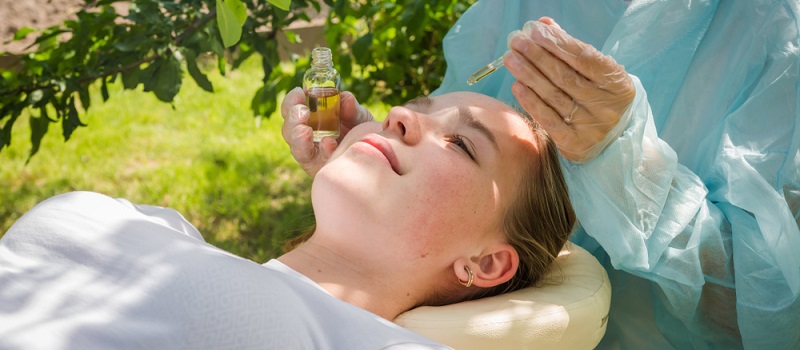 So manche CBD-Statistik spricht davon, dass sich die Umsätze für Kosmetik mit CBD unglaublich steigern werden. ( Foto: Shutterstock-_Shyntartanya)