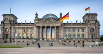 Diäten Bundestag: Wieviel Nebeneinkünfte sind noch legitim? ( Foto: Shutterstock-Sergey Kelin )