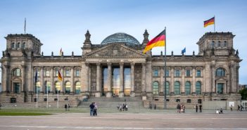 Diäten Bundestag: Wieviel Nebeneinkünfte sind noch legitim? Diäten Bundestag: Wieviel Nebeneinkünfte sind noch legitim? ( Foto: Shutterstock-Sergey Kelin )