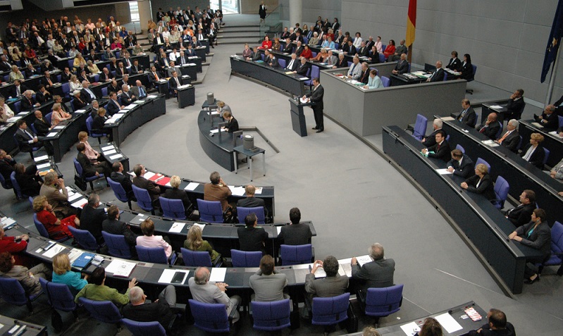 Auch wenn viele Abgeordnete in Zeiten von Corona über einen Verzicht der Erhöhung ihrer Diäten im Bundestag berichten, so werden die fehlenden Einnahmen doch mit den Nebeneinkünften wieder aufgefangen. ( Foto: Shutterstock-360b)