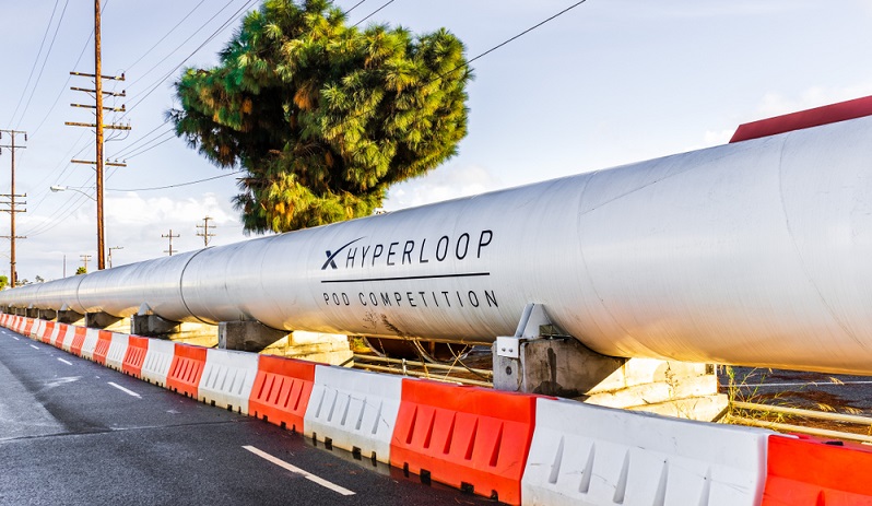 Um es der Geschwindigkeit von Elon Musk nicht gleich zu tun, wird nun mit Hochdruck daran gearbeitet, den Hyperloop weiterzuentwickeln. ( Foto: Shutterstock- Sundry Photography )
