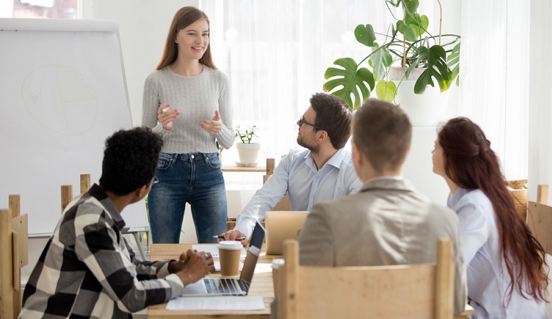 Der Industriefachwirt IHK aber kennt alle diese Aufgabenbereiche und gilt dementsprechend als fachkundiger Allrounder, der einen guten Einblick in alle Unternehmensbereiche hat. ( Foto: Shutterstock-fizkes)