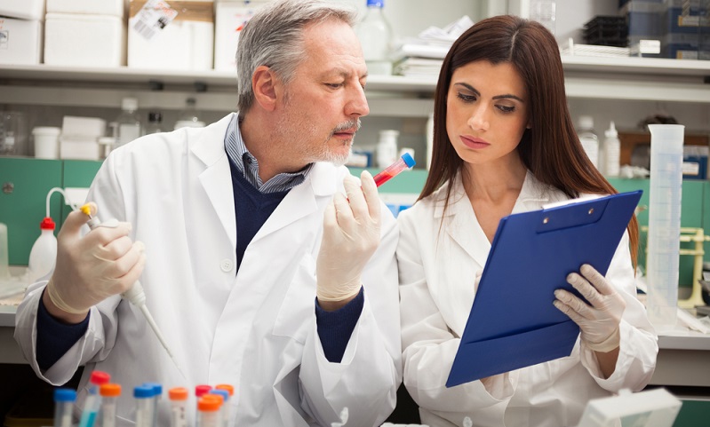 Insgesamt fallen damit Kosten für eine Patentanmeldung in Deutschland in Höhe von mindestens 13.560 Euro an, sofern das Patent bis zu 20 Jahre gehalten werden soll. ( Foto: Shutterstock-Minerva Studio)