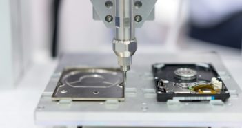 Datenrettung bei Festplatten in CNC-Maschinen ( Foto: Shutterstock-oYOo )