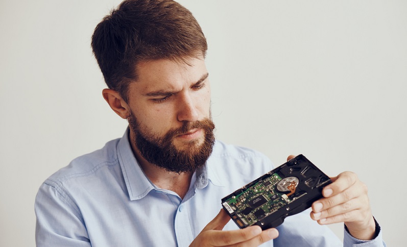 Auch wenn die Tools und Tipps einfach klingen, sollte man die Festplatte nicht selbst öffnen. Im schlimmsten Fall sind die Daten für immer verloren. ( Foto: Shutterstock- ShotPrime Studio )