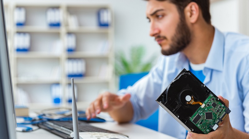 Die Daten der Festplatte rettet man am besten, indem man das Speichermedium Experten gibt, die die Daten schnell und sicher wiederherstellen können. ( Foto: Shutterstock-Elnur)