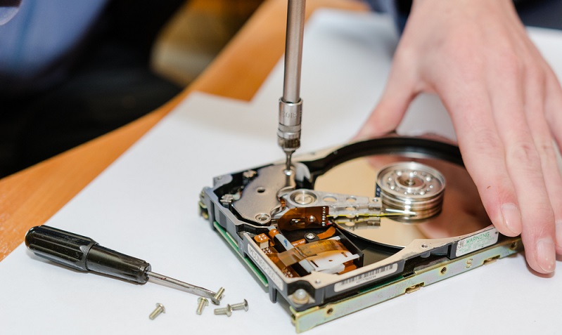Die Datenrettung der Festplatte sollte man Profis überlassen. Foto: shutterstock.com / Sergey Borisov_88)