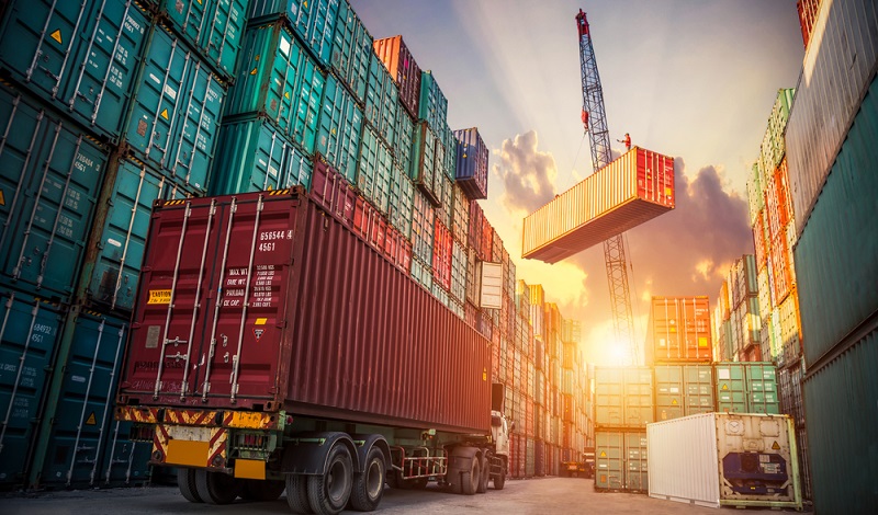 Weitaus sicherer können Kisten auf dem Lkw transportiert werden, wobei der Stückgutverkehr per Lastkraftwagen im Nah- und Flächenverkehr ohnehin die Nase vorn hat. ( Foto: Shutterstock-Travel mania)
