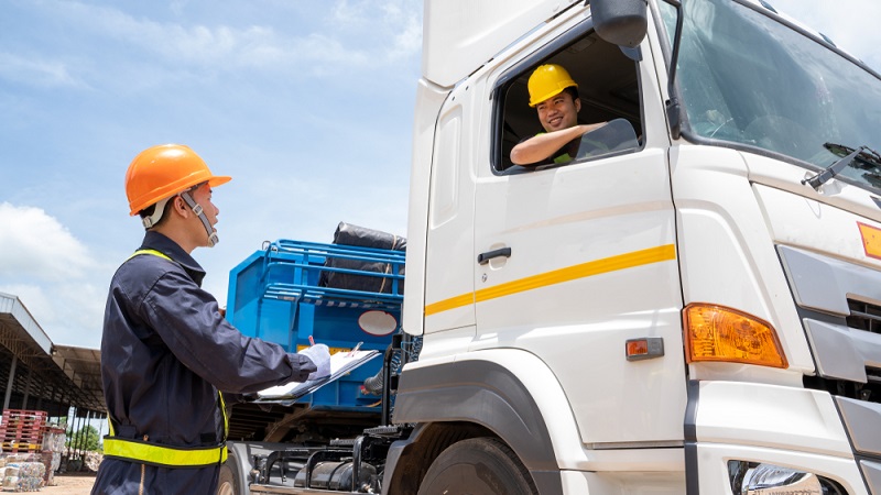 Der CMR-Frachtbrief darf erst dann erstellt werden, wenn die Intralogistik die Ware an die Extralogistik übergeben hat, das heißt nach Kommissionierung der Fracht. ( Foto: Shutterstock- M2020 )