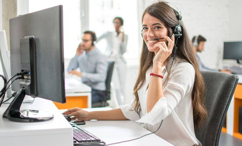 Der Call-Center-Agent ist gut bezahlt und kann ohne Ausbildung ausgeübt werden. Grundvoraussetzung: man muss reden können. ( Foto: Shutterstock-Bojan Milinkov )
