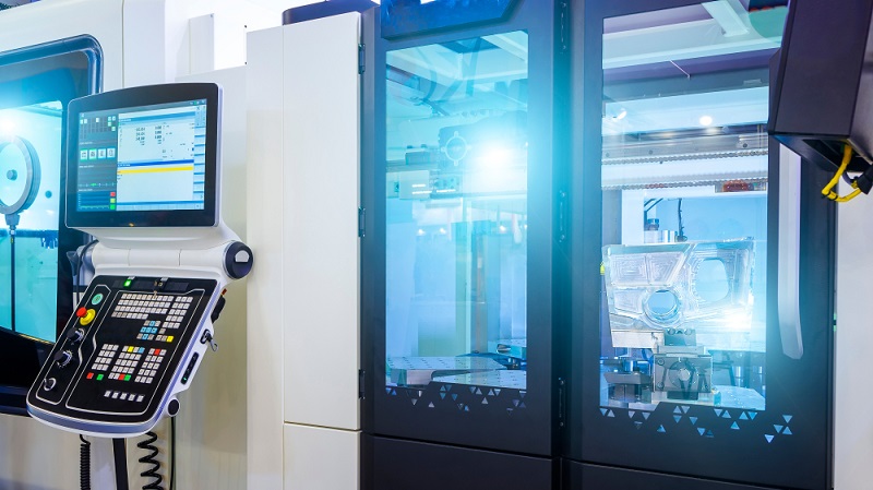 Retrofitting wie bei dieser CNC-Fräs-Maschine für die Metallbearbeitung kann in verschiedenen Stufen erfolgen. Wie weit man als Unternehmer geht, hängt ganz schlicht von der betriebswirtschaftlichen Bewertung ab. ( Foto: Shutterstock-Timofeev Vladimir )