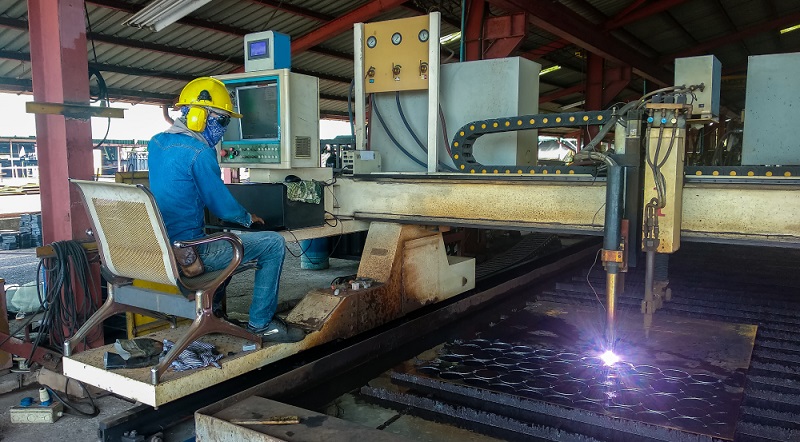 Retrofitting ist für viele betagte Maschinen ein Jungbrunnen. Diese CNC-Plasma-Laser-Schneide-Anlage wäre ein guter Kandidat. (Foto: Shutterstock-Thaweesak Thipphamon )