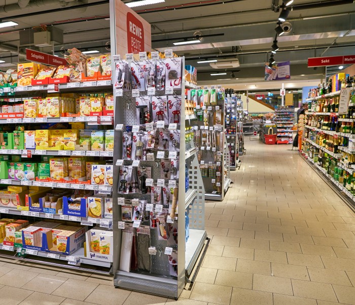 Beispiel für eine Zweitplatzierung von Waren in einem Verkaufsdisplay an einem Gondelkopf (Foto: shutterstock – Sorbis)