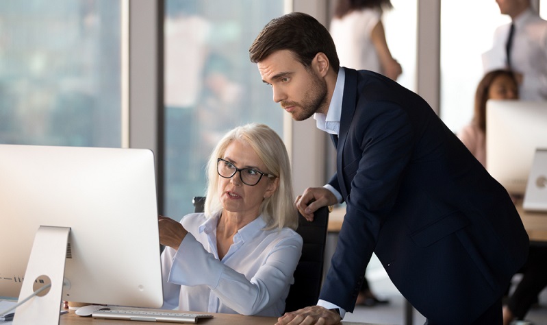 Von den Sekretärinnen abzugrenzen ist die Assistentin, deren Aufgaben noch weit über die der Sekretärinnen hinausgehen. (Foto: Shutterstock-fizkes)