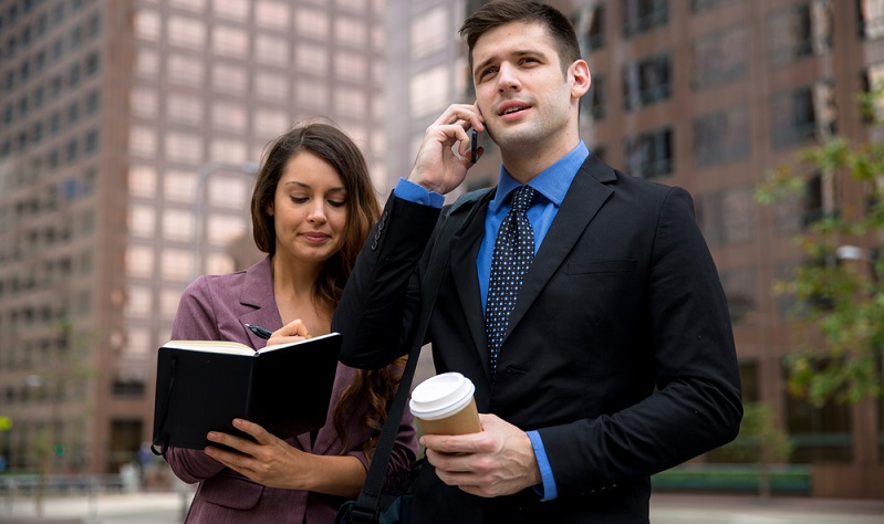 Die Assistentin ist stärker in die Verhandlungen mit Kunden und Geschäftspartnern involviert. Eine Aufgabe ist es zum Beispiel auch, den Chef bei Dienstreisen zu begleiten. (Foto: Shutterstock-_ El Nariz )