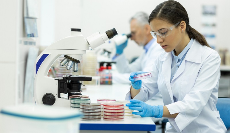 Dass die DIN EN ISO/IEC 17025 in den Laboratorien eingesetzt wird, birgt für diese zahlreiche Vorteile. Medizinische Labors profitieren dabei ebenso von der Akkreditierung wie das Unternehmen selbst. (Foto: Shutterstock-YAKOBCHUK VIACHESLAV )