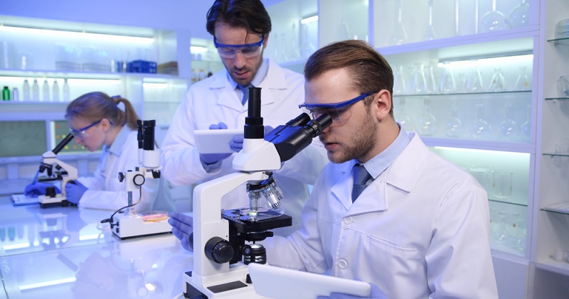 Die DIN EN ISO/IEC 17025 wurde entwickelt, um das Vertrauen in medizinische Laboratorien zu erhöhen und deren Kompetenz prüfbar werden zu lassen. (Foto: Shutterstock- LEDOMSTOCK )
