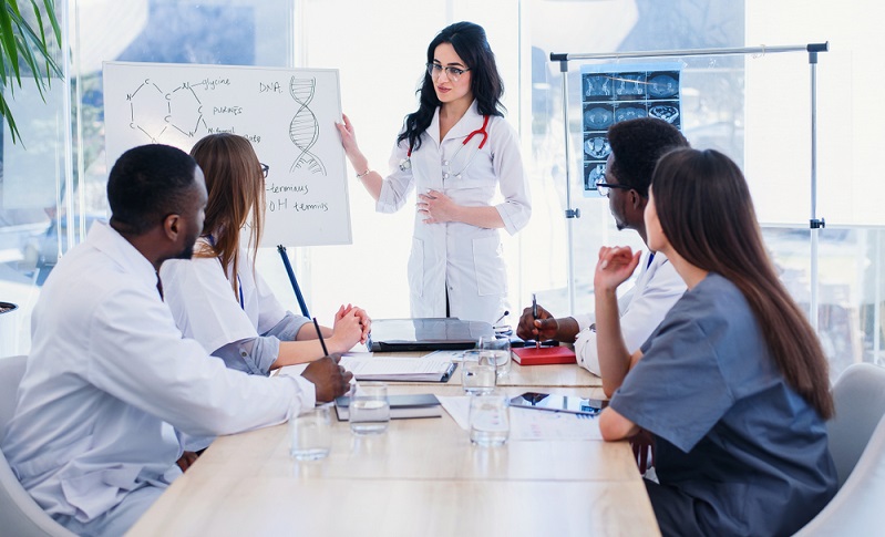 Die Deutsche Akkreditierungsstelle bietet regelmäßig Seminare für Interessenten, die sich einen Überblick über die Labornorm und die Prüfung der gestellten Anforderungen verschaffen wollen. (Foto: Shutterstock-Gorynvd )